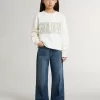 Vit sweatshirt för flickor med mångfärgad Golden-text på framsidan Vit sweatshirt för flickor med mångfärgad Golden-text på framsidan