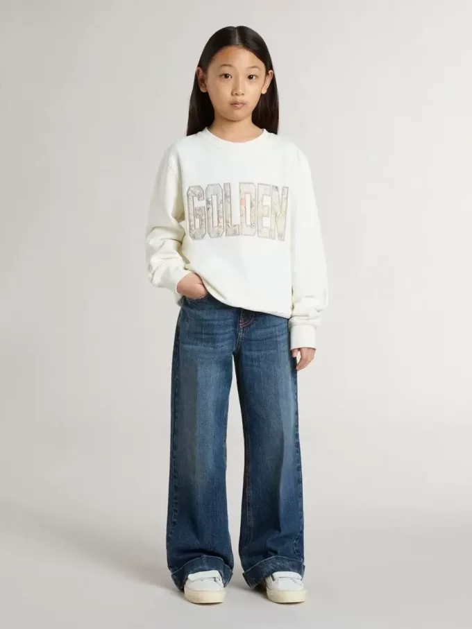 Vit sweatshirt för flickor med mångfärgad Golden-text på framsidan Vit sweatshirt för flickor med mångfärgad Golden-text på framsidan