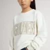 Vit sweatshirt för flickor med mångfärgad Golden-text på framsidan Vit sweatshirt för flickor med mångfärgad Golden-text på framsidan
