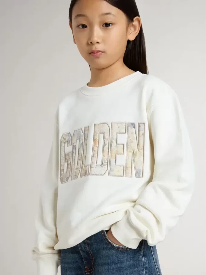 Vit sweatshirt för flickor med mångfärgad Golden-text på framsidan Vit sweatshirt för flickor med mångfärgad Golden-text på framsidan
