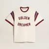 Vit T-shirt för herr med burgundyfärgad text på framsidan Vit T-shirt för herr med burgundyfärgad text på framsidan