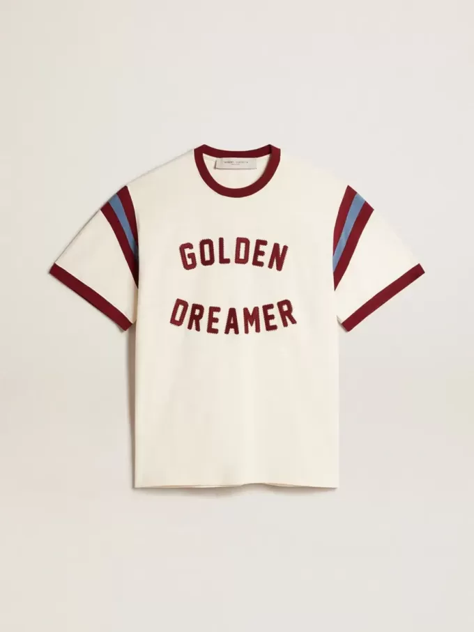 Vit T-shirt för herr med burgundyfärgad text på framsidan Vit T-shirt för herr med burgundyfärgad text på framsidan