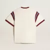 Vit T-shirt för herr med burgundyfärgad text på framsidan Vit T-shirt för herr med burgundyfärgad text på framsidan