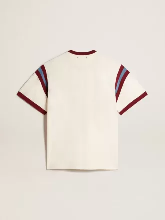 Vit T-shirt för herr med burgundyfärgad text på framsidan