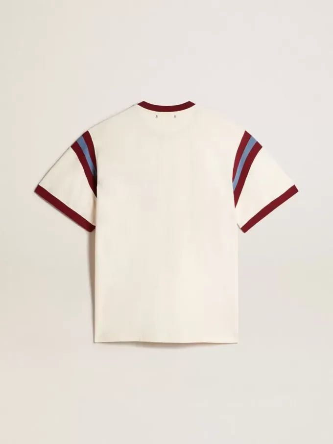 Vit T-shirt för herr med burgundyfärgad text på framsidan Vit T-shirt för herr med burgundyfärgad text på framsidan