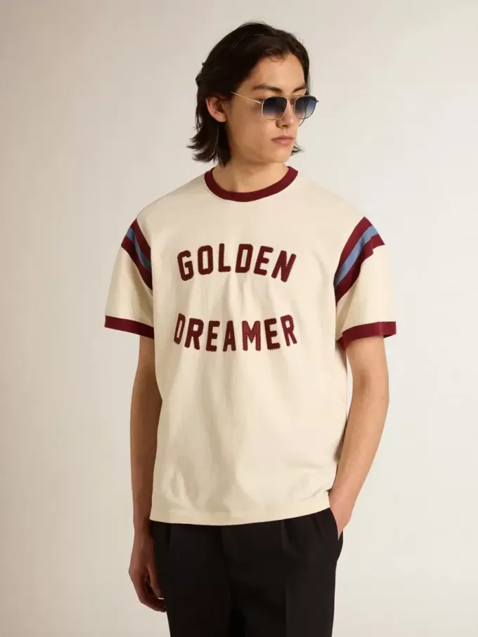 Vit T-shirt för herr med burgundyfärgad text på framsidan Vit T-shirt för herr med burgundyfärgad text på framsidan