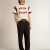 Vit T-shirt för herr med burgundyfärgad text på framsidan Vit T-shirt för herr med burgundyfärgad text på framsidan