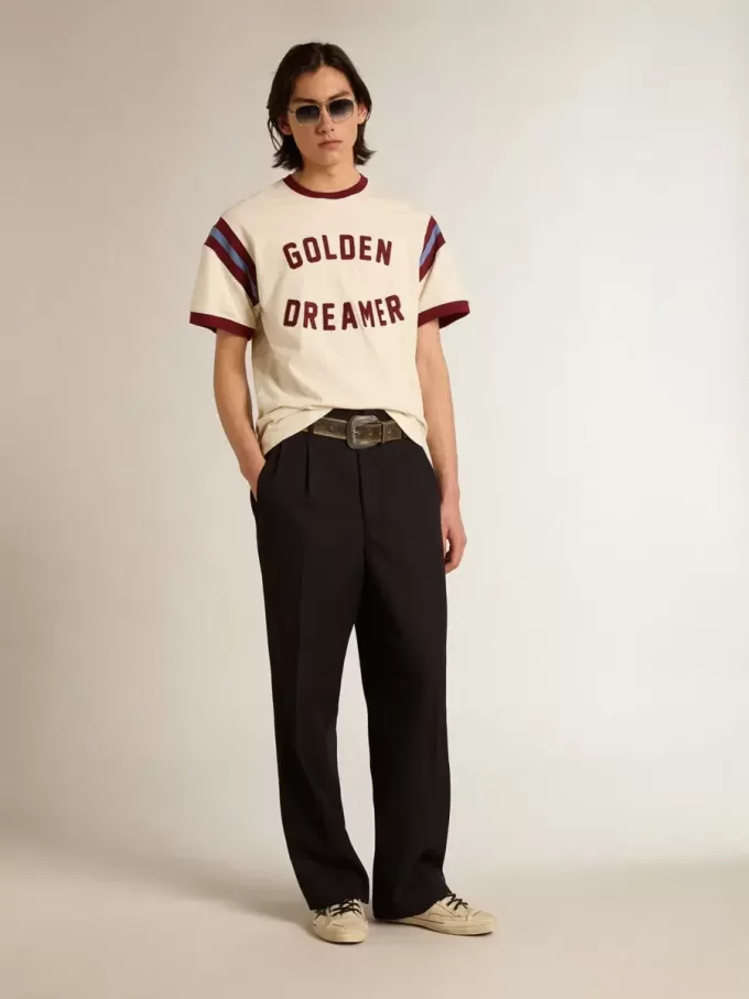 Vit T-shirt för herr med burgundyfärgad text på framsidan Vit T-shirt för herr med burgundyfärgad text på framsidan