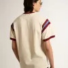 Vit T-shirt för herr med burgundyfärgad text på framsidan Vit T-shirt för herr med burgundyfärgad text på framsidan