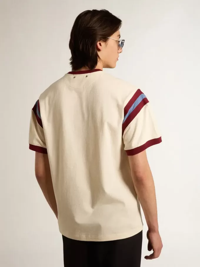 Vit T-shirt för herr med burgundyfärgad text på framsidan Vit T-shirt för herr med burgundyfärgad text på framsidan
