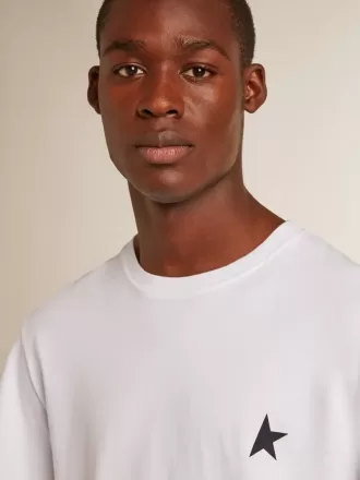Vit T-shirt för herr med mörkblå stjärna på framsidan