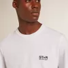 Vit T-shirt för herr med mörkblå stjärna på ryggen Vit T-shirt för herr med mörkblå stjärna på ryggen