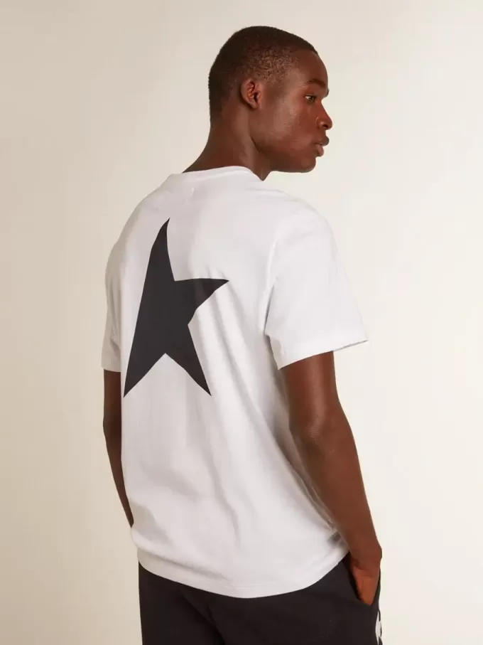 Vit T-shirt för herr med mörkblå stjärna på ryggen Vit T-shirt för herr med mörkblå stjärna på ryggen
