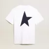 Vit T-shirt för herr med mörkblå stjärna på ryggen Vit T-shirt för herr med mörkblå stjärna på ryggen