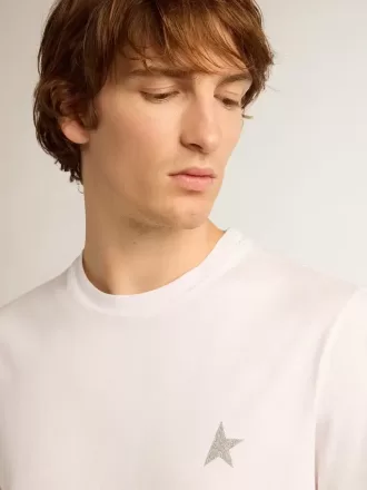 Vit T-shirt för herr med silverglittrande stjärna på framsidan