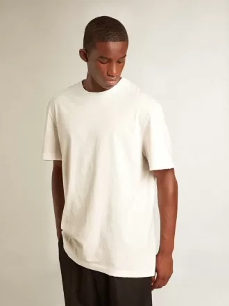 Vit T-shirt för herr med slitna detaljer