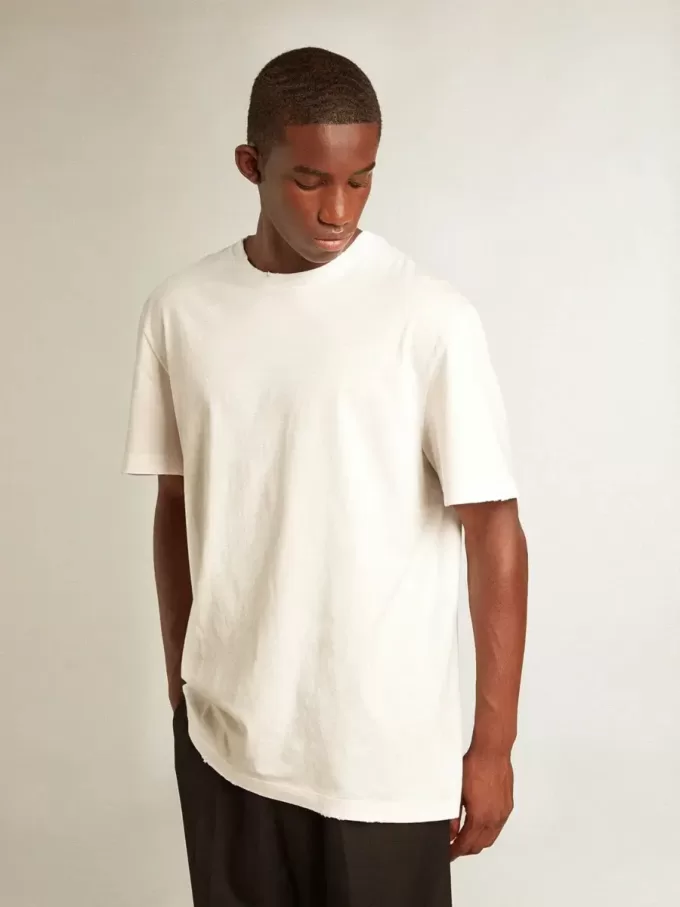 Vit T-shirt för herr med slitna detaljer Vit T-shirt för herr med slitna detaljer