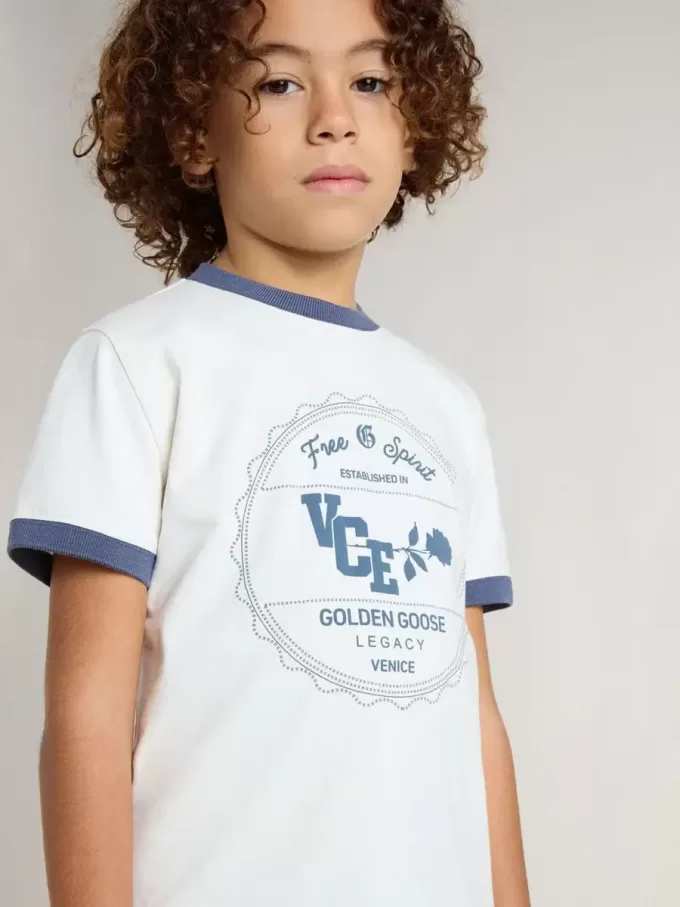 Vit T-shirt för pojkar med blå tryck Vit T-shirt för pojkar med blå tryck