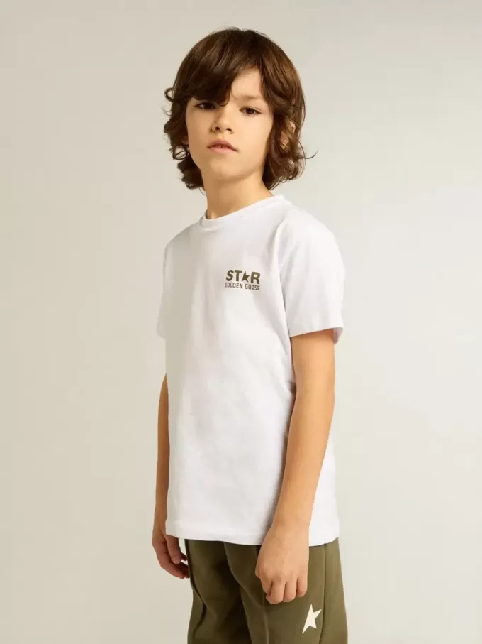 Vit T-shirt för pojkar med kontrasterande mörkgrön logotyp och stjärna Vit T-shirt för pojkar med kontrasterande mörkgrön logotyp och stjärna
