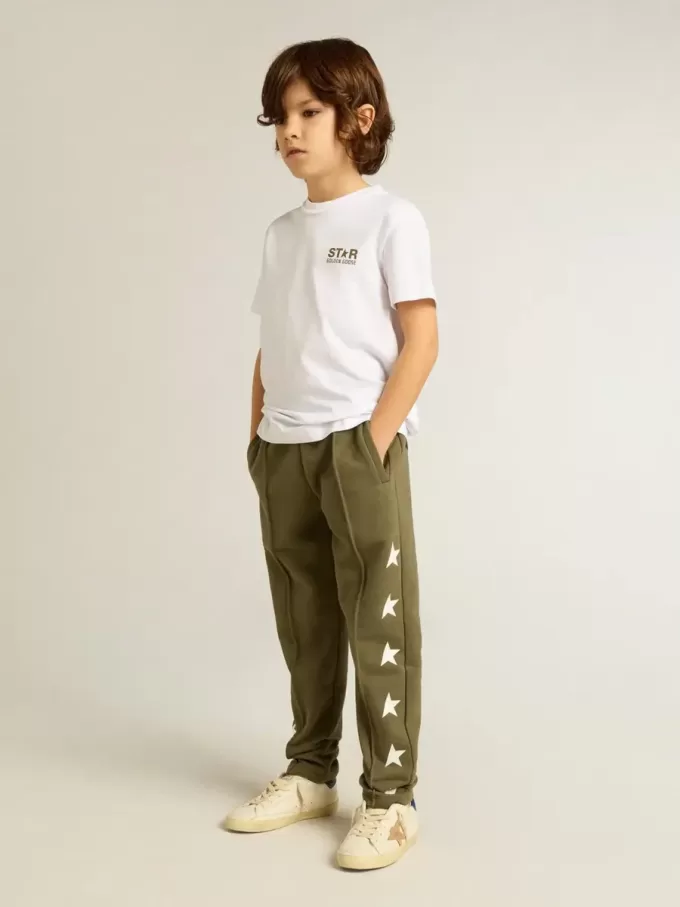Vit T-shirt för pojkar med kontrasterande mörkgrön logotyp och stjärna Vit T-shirt för pojkar med kontrasterande mörkgrön logotyp och stjärna