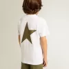 Vit T-shirt för pojkar med kontrasterande mörkgrön logotyp och stjärna Vit T-shirt för pojkar med kontrasterande mörkgrön logotyp och stjärna