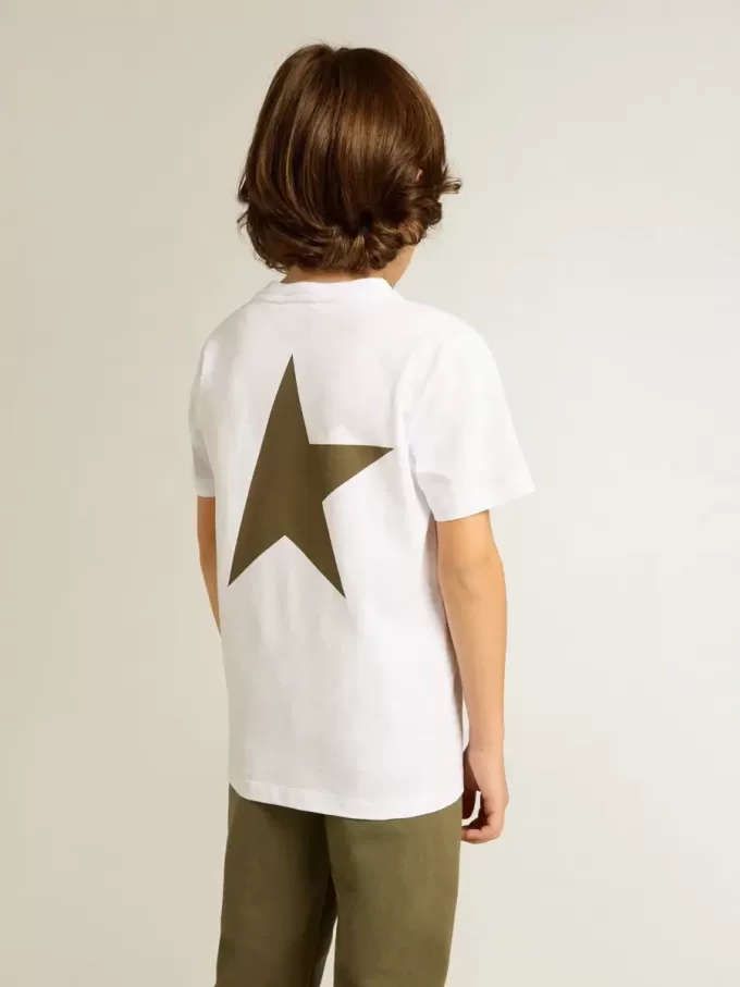 Vit T-shirt för pojkar med kontrasterande mörkgrön logotyp och stjärna Vit T-shirt för pojkar med kontrasterande mörkgrön logotyp och stjärna