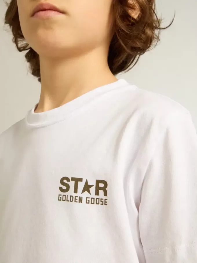 Vit T-shirt för pojkar med kontrasterande mörkgrön logotyp och stjärna Vit T-shirt för pojkar med kontrasterande mörkgrön logotyp och stjärna