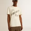 Vit T-shirt i åldrat bomullstyg för herr med guldtryck Vit T-shirt i åldrat bomullstyg för herr med guldtryck