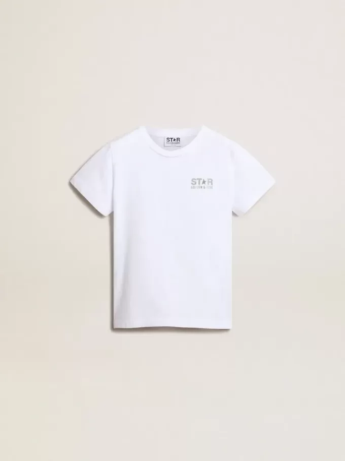 Vit T-shirt med kontrasterande silverlogotyp på framsidan