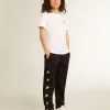 Vit T-shirt med kontrasterande silverlogotyp på framsidan