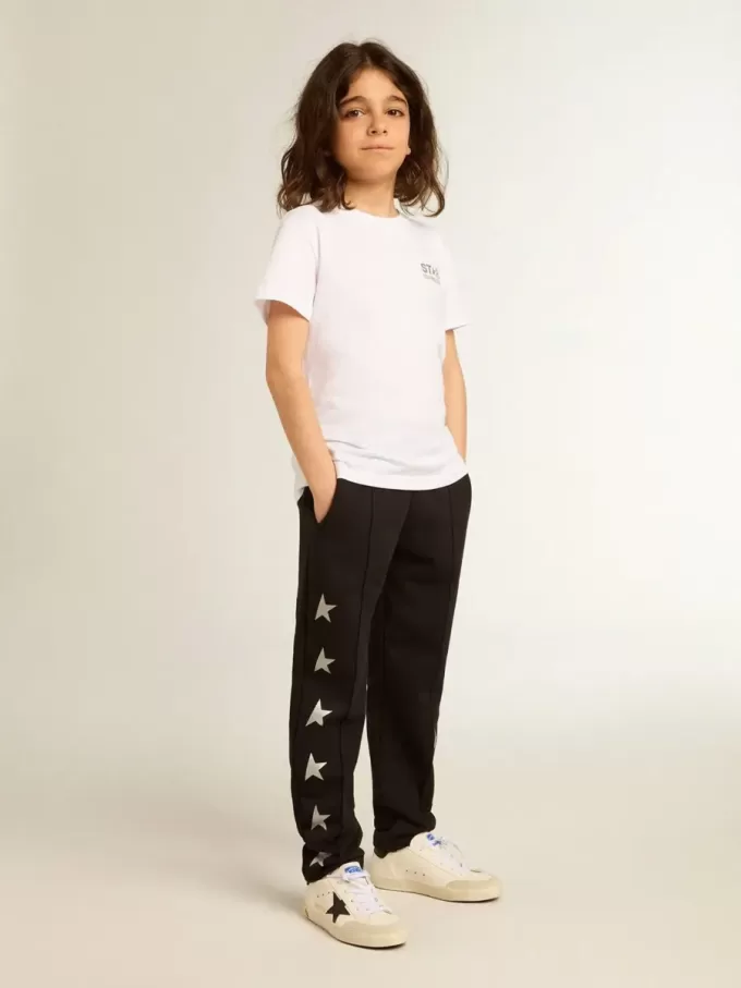 Vit T-shirt med kontrasterande silverlogotyp på framsidan
