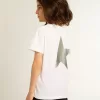 Vit T-shirt med kontrasterande silverlogotyp på framsidan