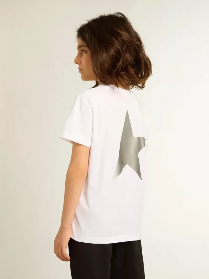 Vit T-shirt med kontrasterande silverlogotyp på framsidan