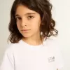 Vit T-shirt med kontrasterande silverlogotyp på framsidan
