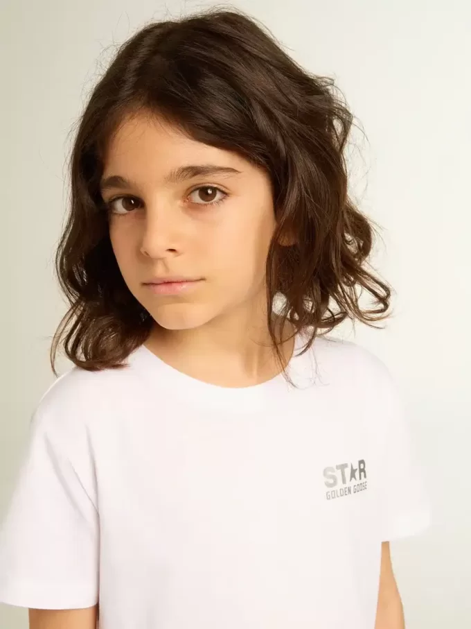 Vit T-shirt med kontrasterande silverlogotyp på framsidan