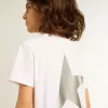 Vit T-shirt med kontrasterande silverlogotyp på framsidan