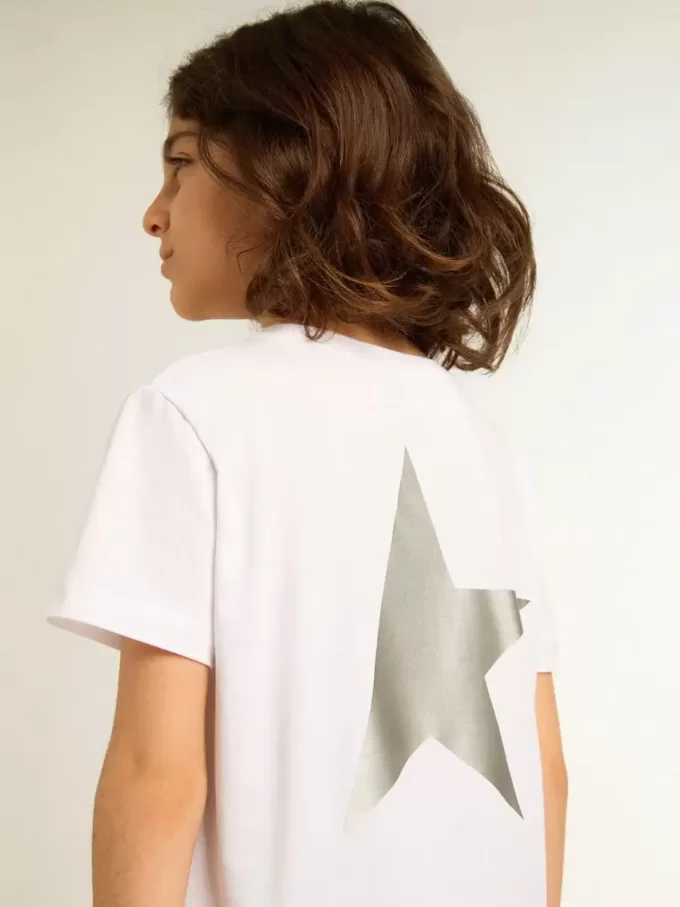 Vit T-shirt med kontrasterande silverlogotyp på framsidan