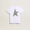 Vit T-shirt med kontrasterande silverlogotyp på framsidan