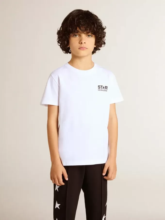 Vit T-shirt med kontrasterande svart logotyp och stjärna Vit T-shirt med kontrasterande svart logotyp och stjärna