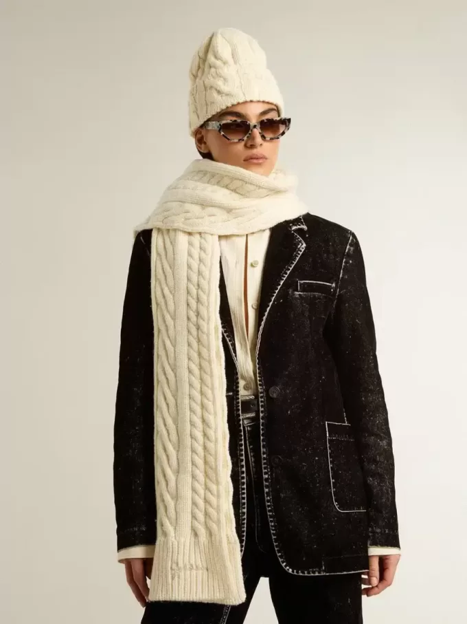 Vit ullhalsduk med broderi Vit ullhalsduk med broderi