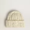 Vit ullmössa med broderi