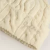 Vit ullmössa med broderi