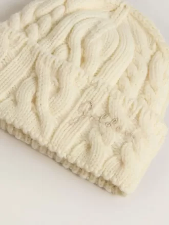 Vit ullmössa med broderi