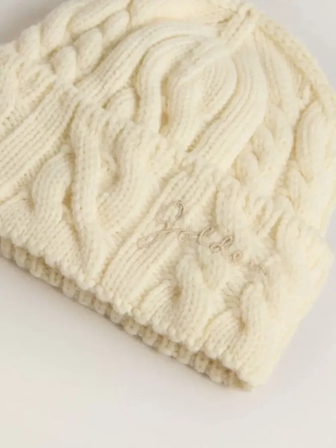 Vit ullmössa med broderi