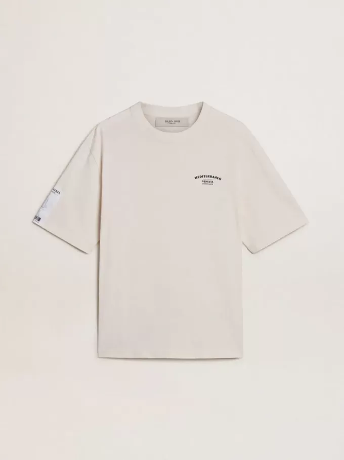 Vit unisex-T-shirt med medelhavstryck och Pescheria Golden-märke på ärmen Vit unisex-T-shirt med medelhavstryck och Pescheria Golden-märke på ärmen