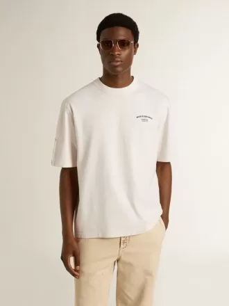 Vit unisex-T-shirt med medelhavstryck och Pescheria Golden-märke på ärmen