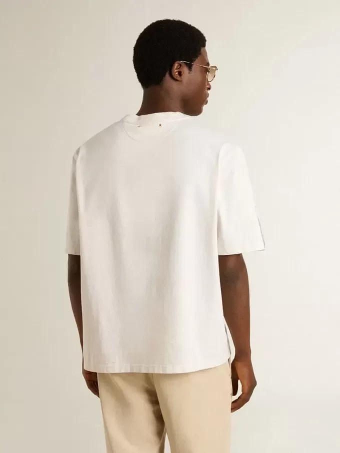 Vit unisex-T-shirt med medelhavstryck och Pescheria Golden-märke på ärmen Vit unisex-T-shirt med medelhavstryck och Pescheria Golden-märke på ärmen
