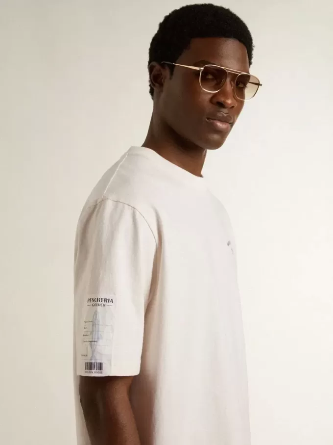 Vit unisex-T-shirt med medelhavstryck och Pescheria Golden-märke på ärmen Vit unisex-T-shirt med medelhavstryck och Pescheria Golden-märke på ärmen