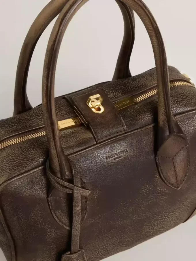 Vita Bag i brunt vintage-läder med gulddetaljer Vita Bag i brunt vintage-läder med gulddetaljer