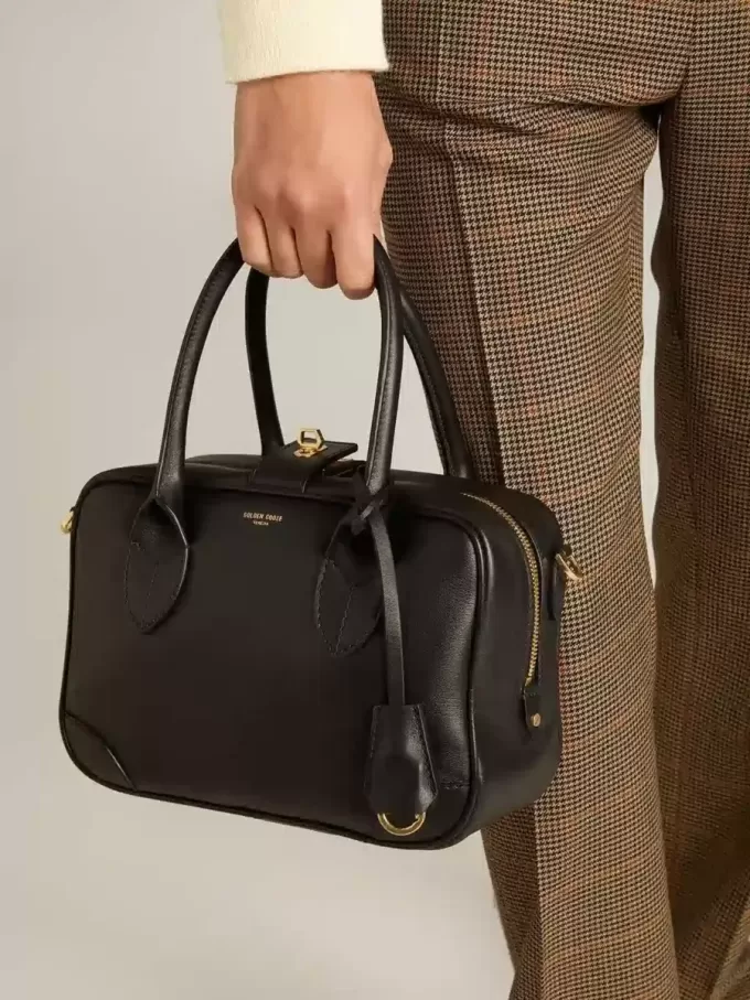Vita Bag i mjukt svart läder med gulddetaljer